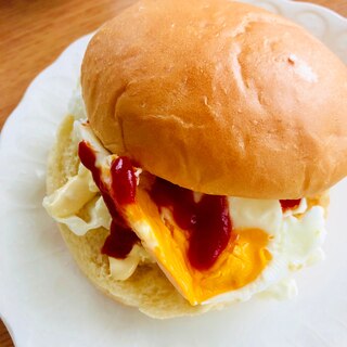 目玉焼きのハンバーガー